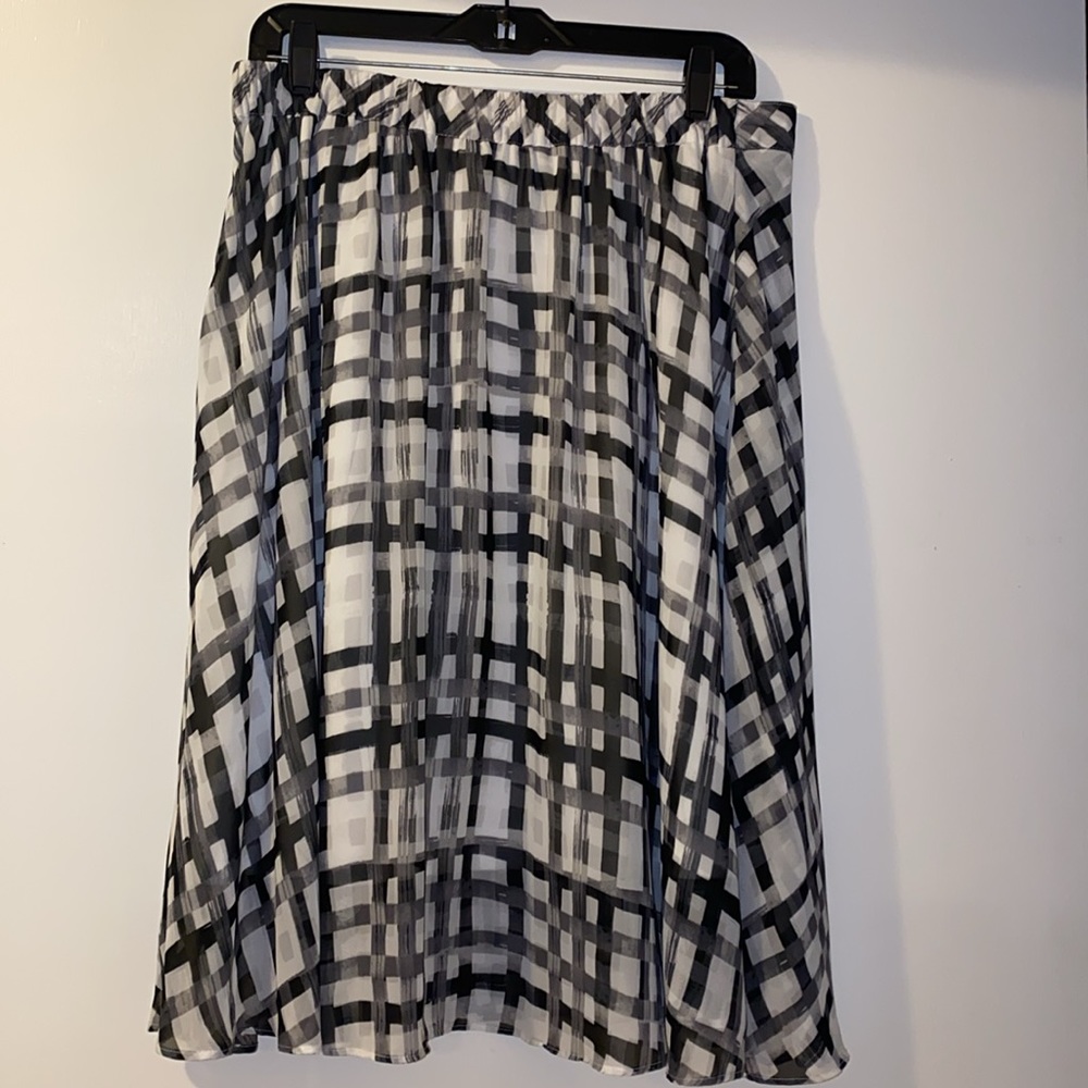 Black and white skirt - Picture 4 of 5